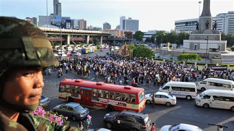 2014泰國軍事政變：軍方權力介入政治引發社會動盪與經濟衰退